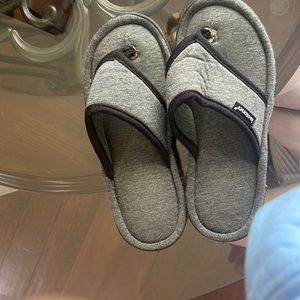 Isotoner flip flop slipper